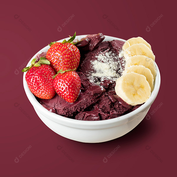 Tigela de Açaí com Bananas, Morangos e Leite em Pó Fundo Roxo