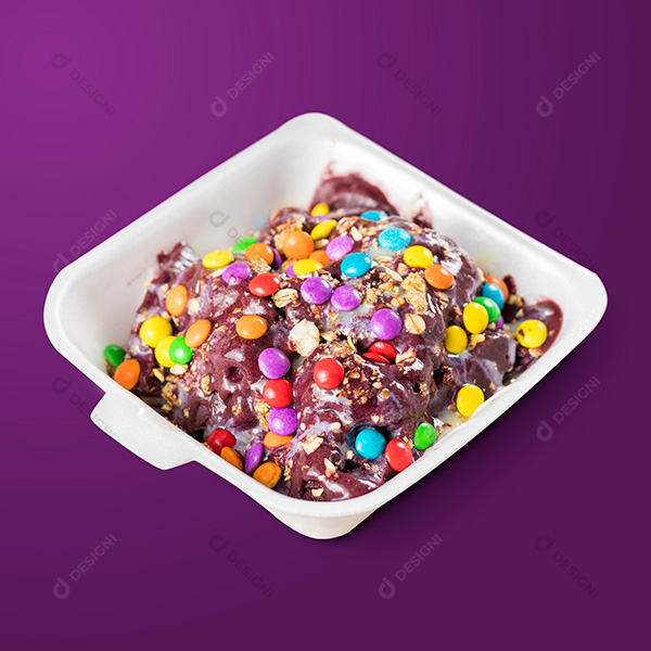 Pote de Açaí com Leite Condensado, Granola e Confetes Fundo Branco