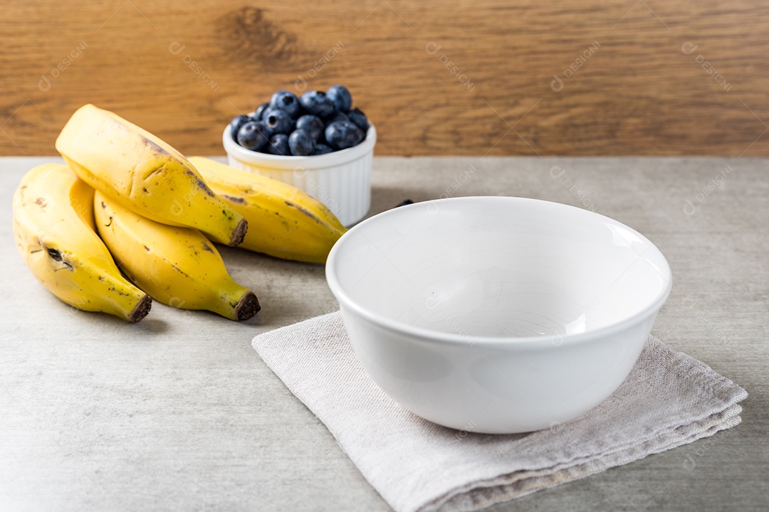 Tigela Branca Vazia com Fundo