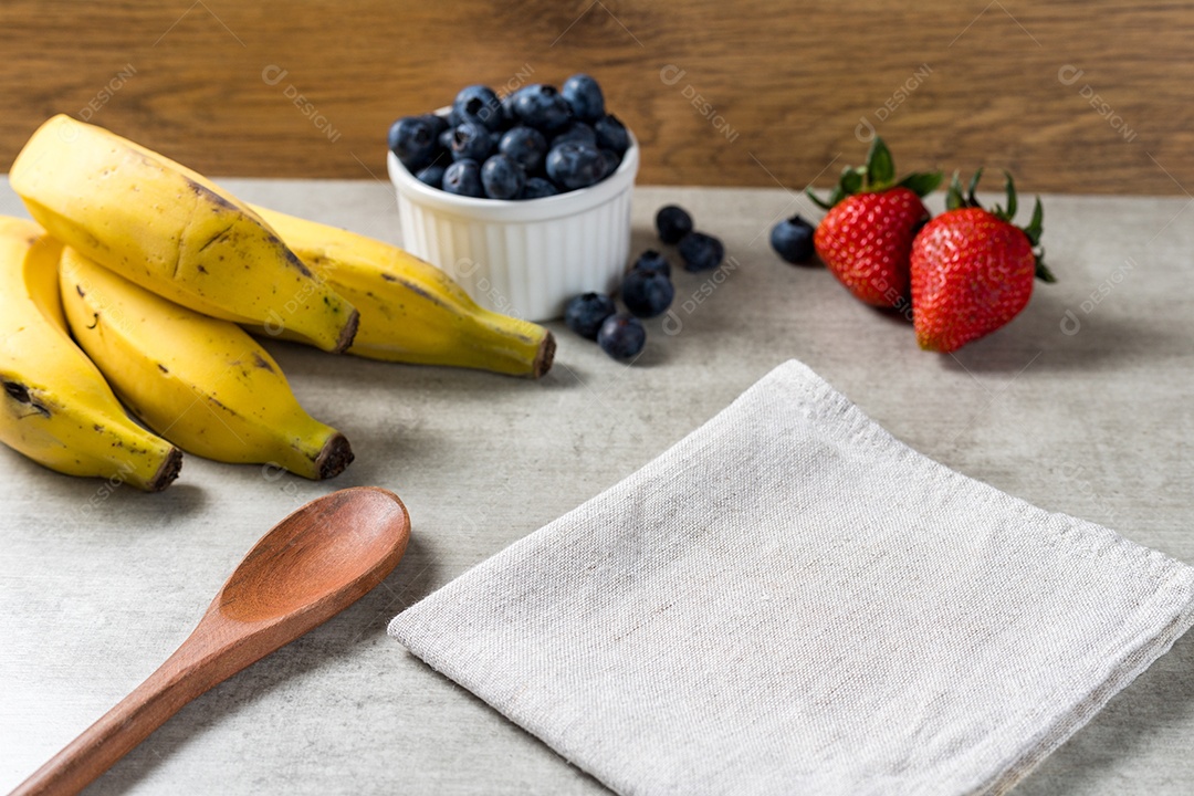 Fundo com Frutas Sobre uma Mesa de Madeira