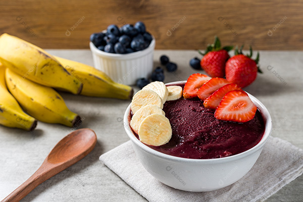 Pote de Açaí Com Morangos e Bananas Sobre Mesa de Madeira