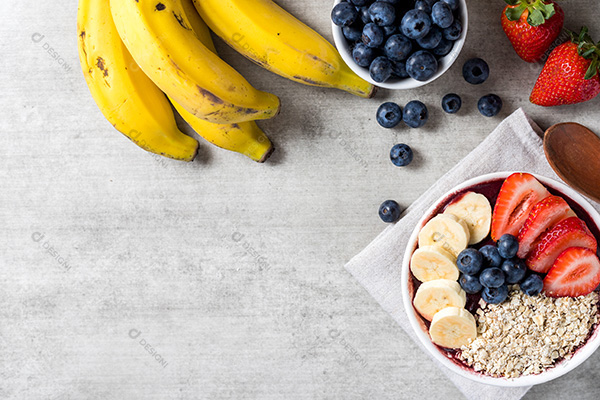 Pote de Açaí com Frutas e Granola Sobre Mesa de Madeira Visto de Cima