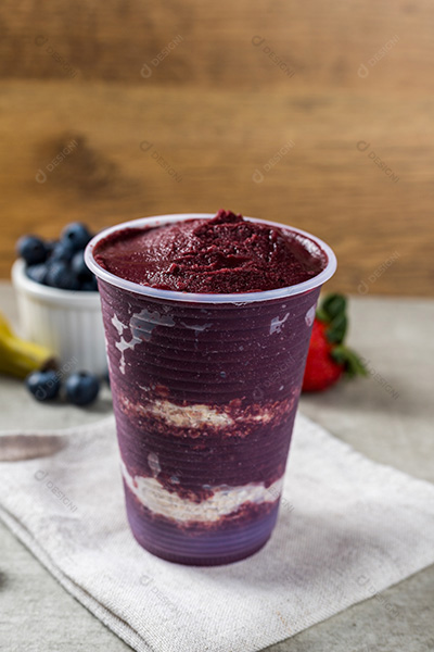 Copo de Açaí Sobre Mesa de Madeira