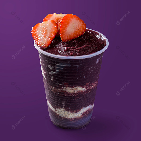 Copo de Açaí com Morangos Fundo Roxo
