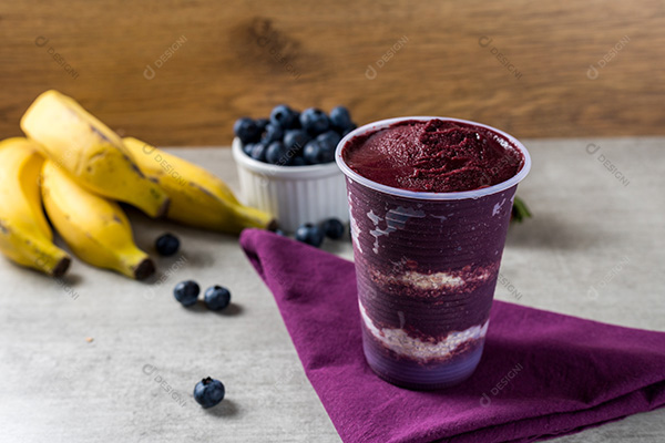 Copo de Açaí Sobre Mesa de Madeira