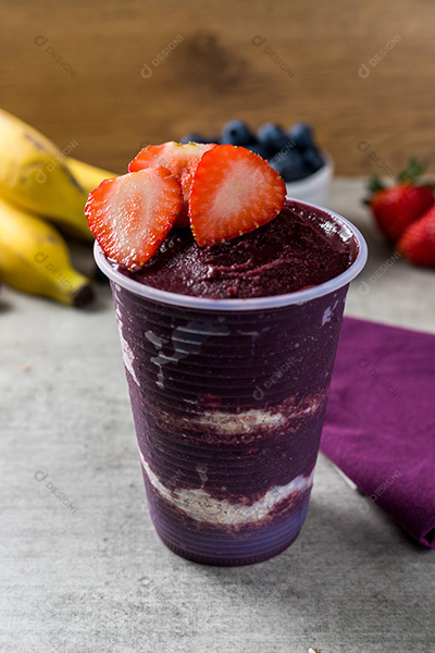 Copo de Açaí com Morangos Sobre Mesa de Madeira