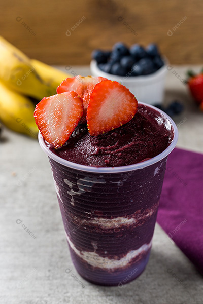 Copo de Açaí com Morangos Sobre Mesa de Madeira