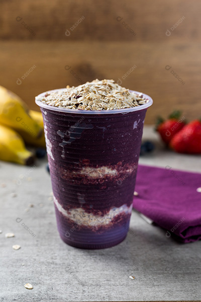 Copo de Açaí com Granola Sobre Mesa de Madeira