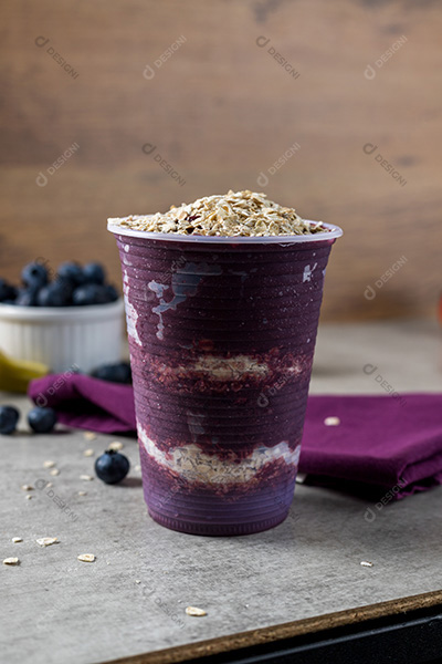 Copo de Açaí com Granola Sobre Mesa de Madeira