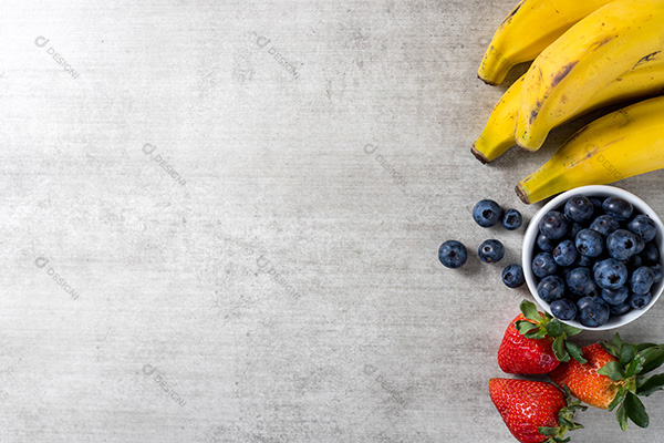 Fundo com Frutas Sobre uma Mesa de Madeira
