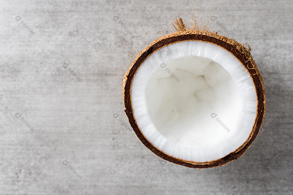Coco Partido Sobre Mesa de Madeira Visto de Cima