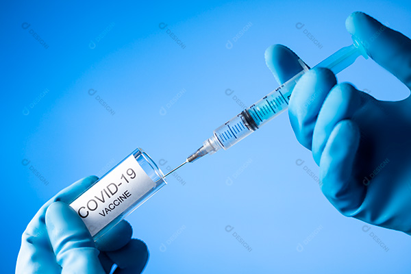 Médico Enchendo Seringa Sobre Fundo Azul