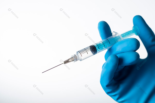 Mão Segurando Seringa Sobre Fundo Branco