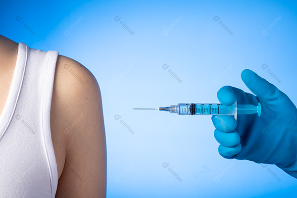 Mão Aplicando Injeção no Braço Fundo Azul