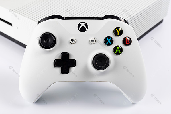 Xbox One Branco e Controle em Fundo Branco