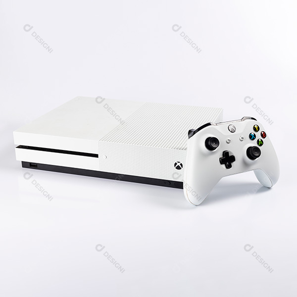 Xbox One branco e Controle em Fundo Branco