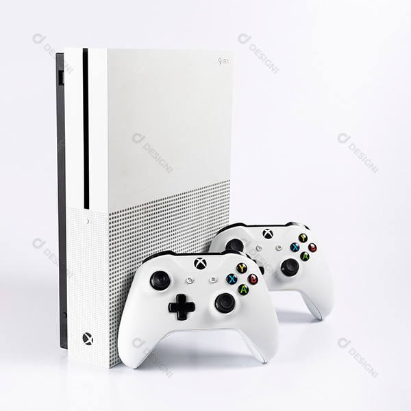 Xbox One Branco e Controle em Fundo Brancos