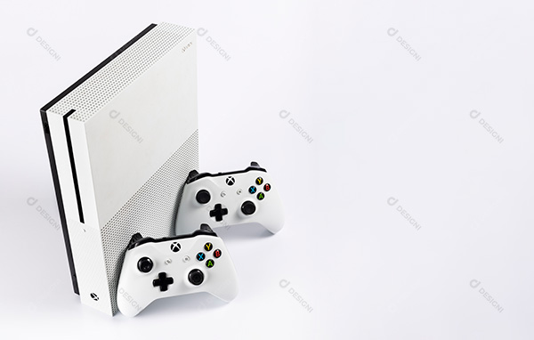 Xbox One Branco e Controles em Fundo Branco