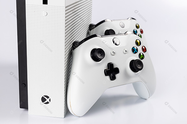 Xbox One Branco e Controles em Fundo Branco