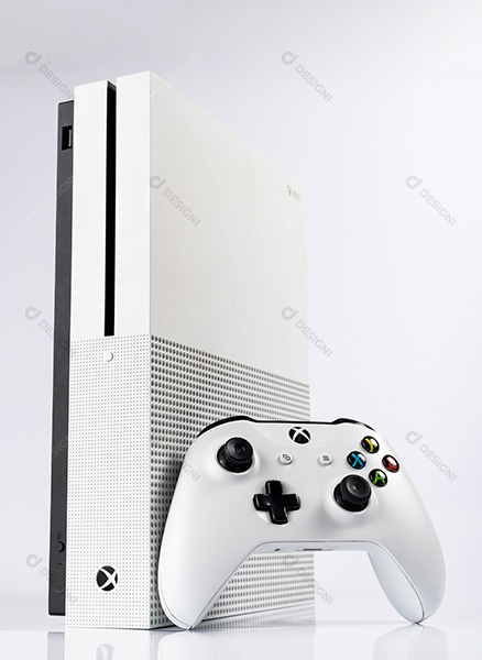 Xbox One Branco e Controle em Fundo Branco