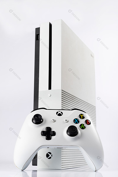Xbox One Branco e Controle em Fundo Branco