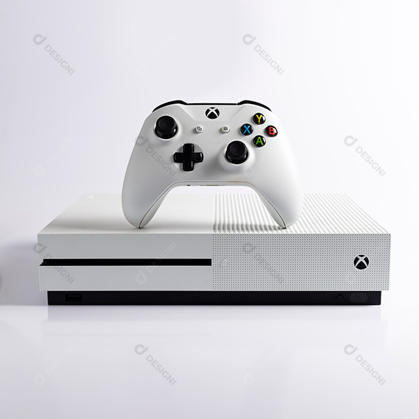 Xbox One Branco e Controles em Fundo Branco