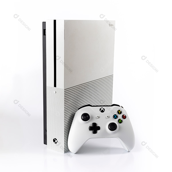 Xbox One e Controle do Xbox em Fundo Branco