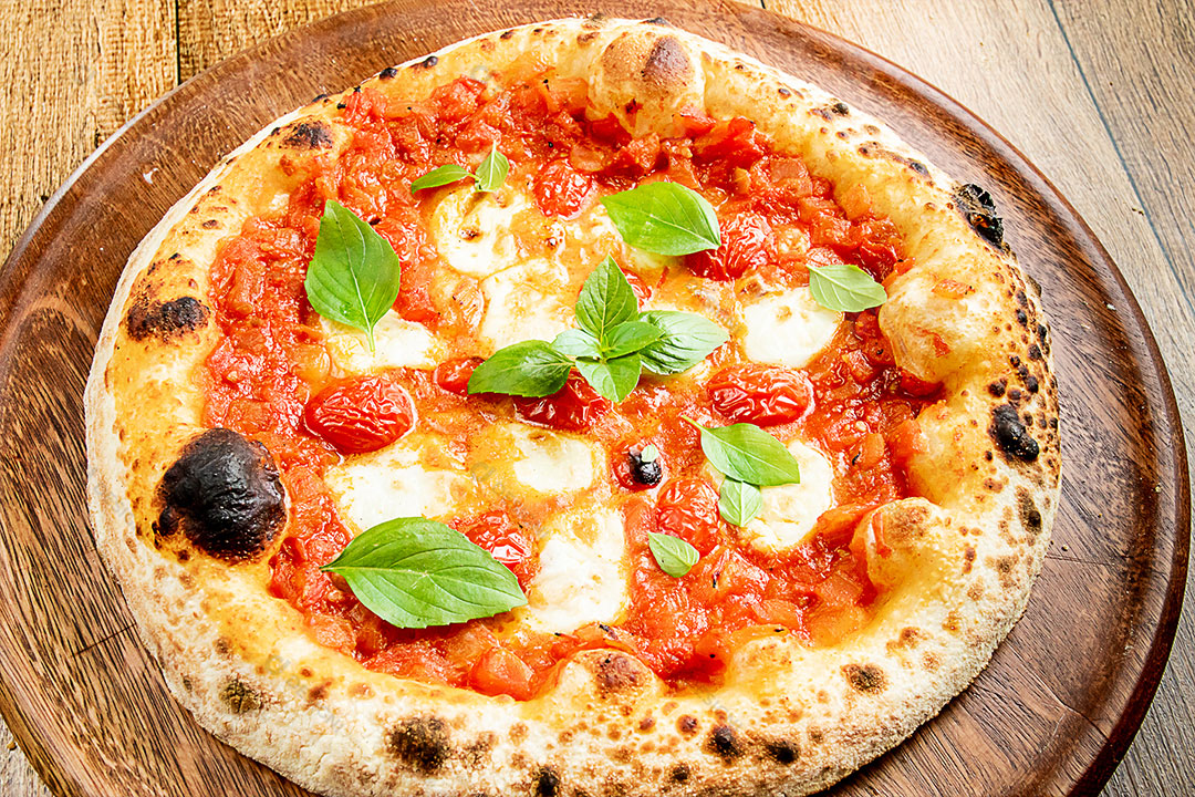 Pizza Queijo Manjericao Com Molho de Tomate Imagem JPG