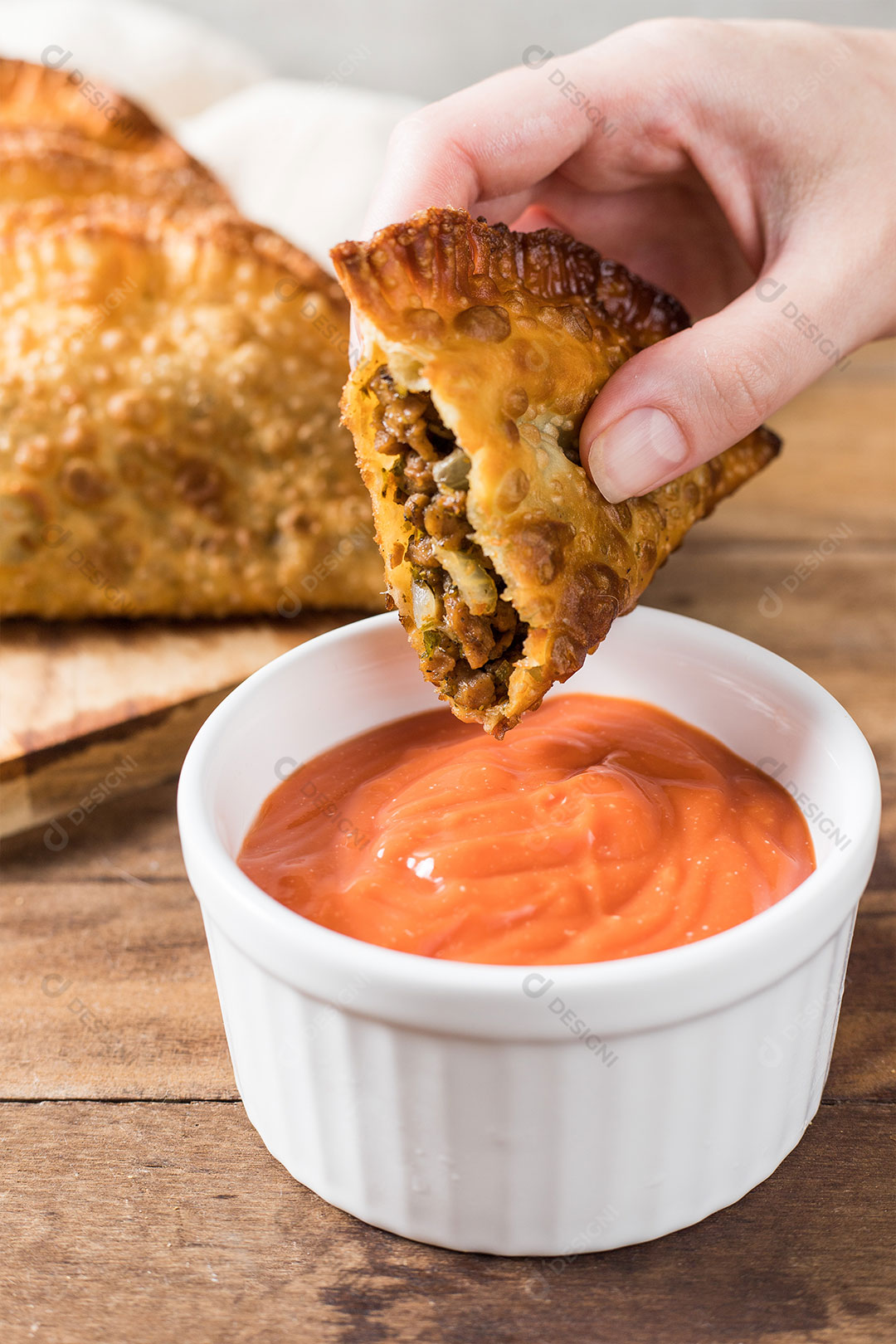 Pastelaria Mão Segurando Pastel e Molho Imagem JPG