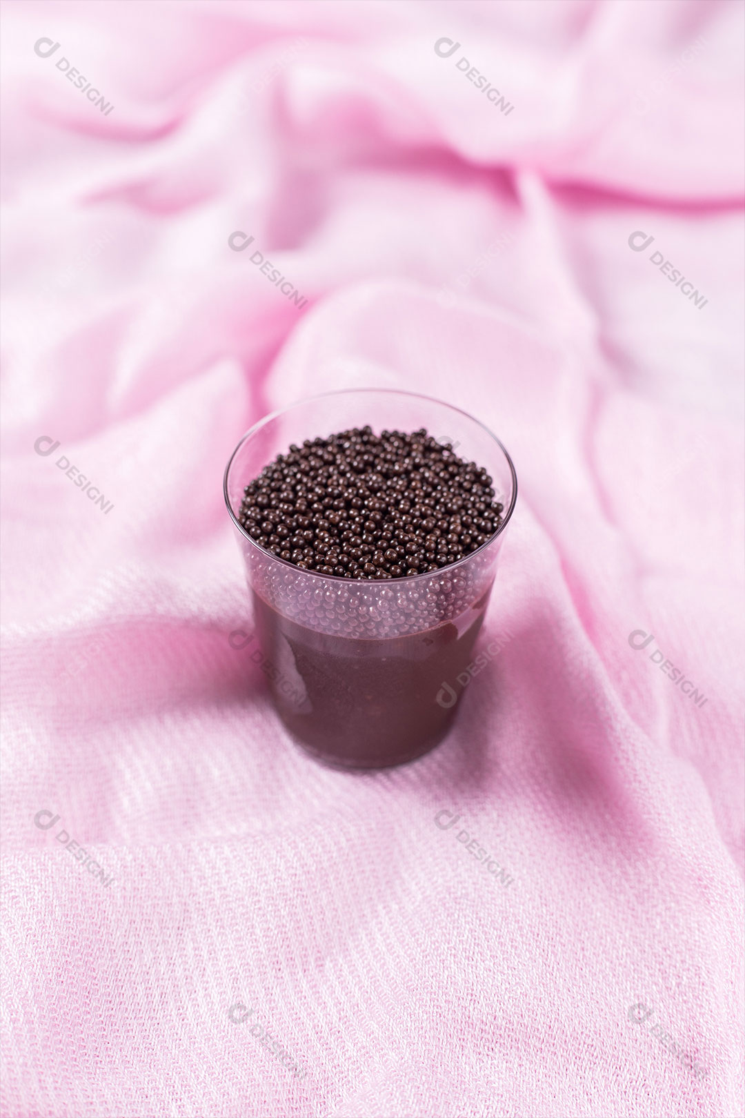 Copinho de Brigadeiro de Festa no Fundo Rosa Imagem JPG