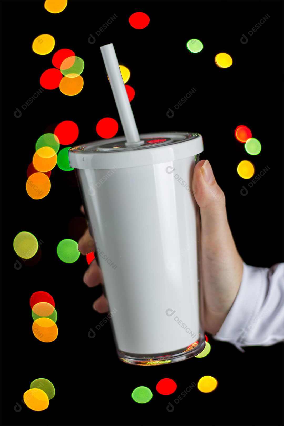 Copo Branco Com Canudo no Fundo Preto Com Luzes Desfocadas Imagem JPG