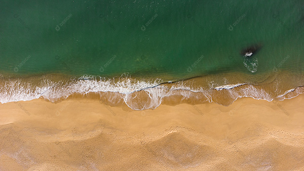 Vista Aérea das Ondas Suaves da Praia