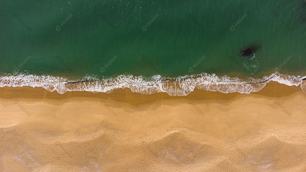 Vista Aérea das Ondas Suaves da Praia