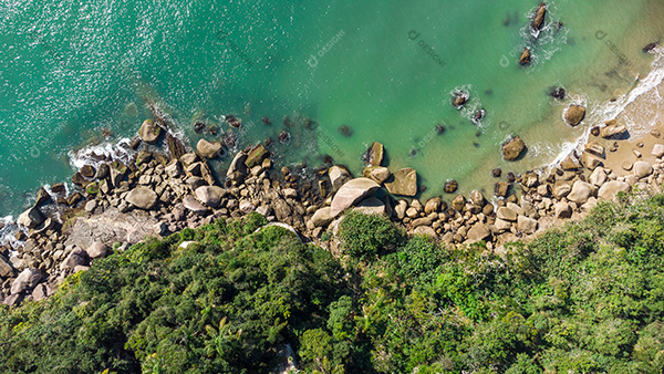 Vista Aérea das Ondas Suaves Batendo nas Rochas