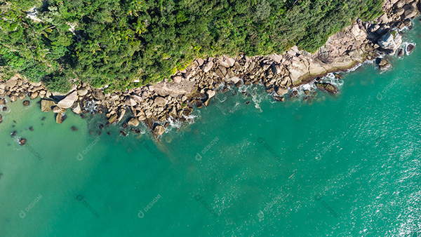 Vista Aérea das Ondas Suaves Batendo nas Rochas