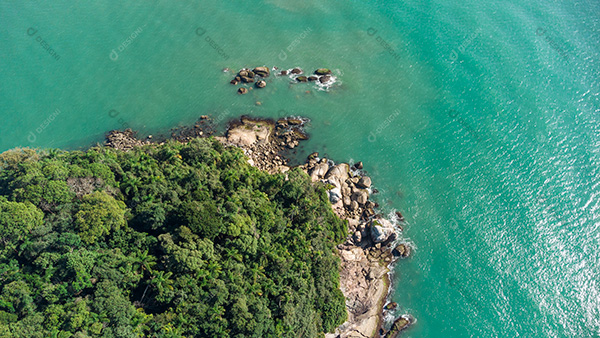 Vista Aérea das Ondas Suaves Batendo nas Rochas