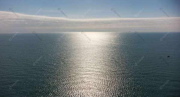 Vista Aérea do Oceano no Horizonte