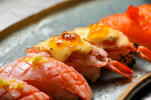 Sushi de Salmão e de Camarão com Condimentos