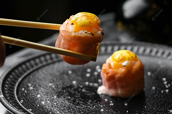 Sushi de Salmão com Condimentos em Um Prato preto