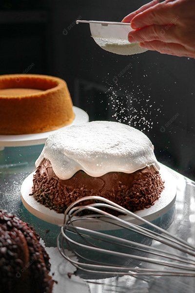 Bolo de Chocolate Sendo Decorado com Açucar