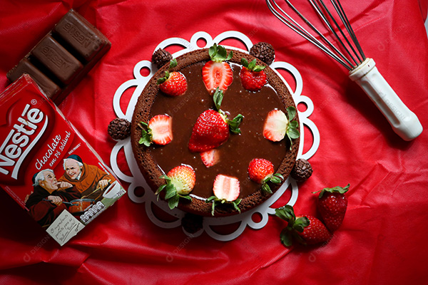 Bolo de Chocolate Com Cobertura de Chocolate e Morangos