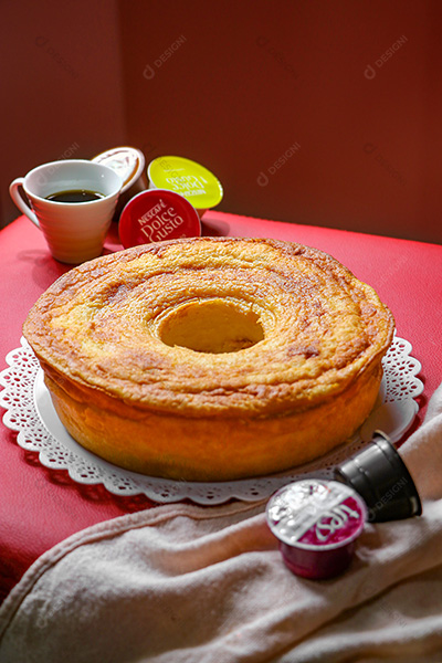 Bolo Sobre Uma Louça Branca