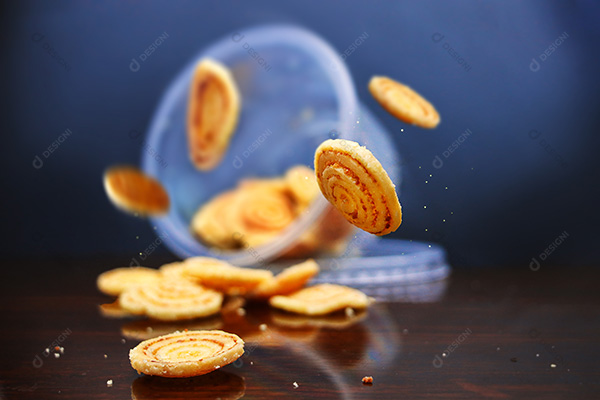 Biscoitos Voando Sobre Mesa de Madeira e Fundo Desfocado