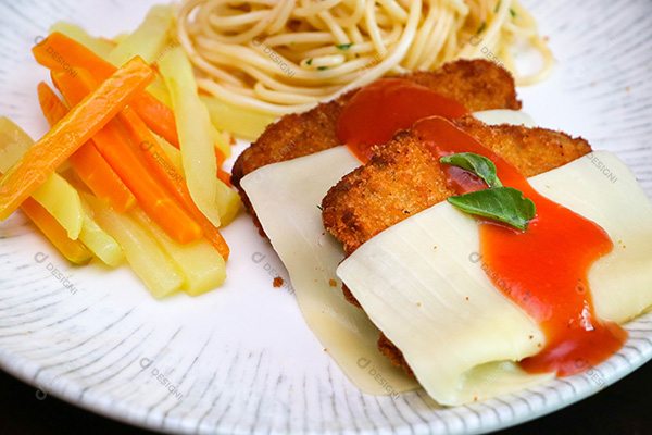 Prato de Macarrão, Legumes e Frango Empanado com Queijo e Molho