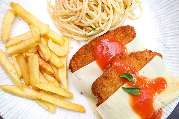 Prato de Macarrão, Legumes e Frango Empanado com Queijo e Molho