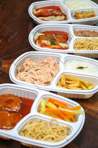 Conjunto de Marmitas Sobre Uma Mesa de Madeira