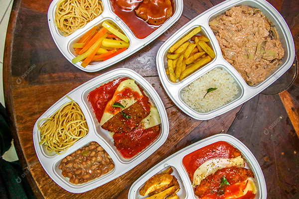 Conjunto de Marmitas Sobre Uma Mesa de Madeira Vistas de Cima