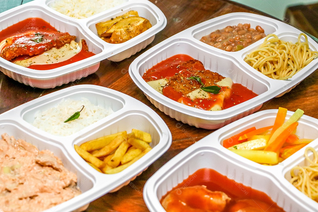 Conjunto de Marmitas Sobre Uma Mesa de Madeira