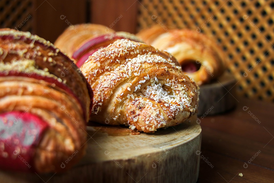 Croissants Sobre Tábua de Madeira