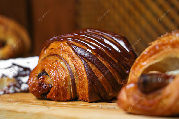 Croissants de Chocolate Sobre Tábua de Madeira